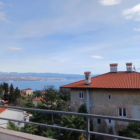 Lady Daniela Mit Meerblick In Apartment