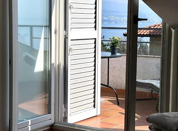 Lady Daniela Mit Meerblick In Lovran