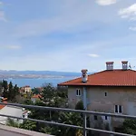 Lady Daniela Mit Meerblick In Apartament