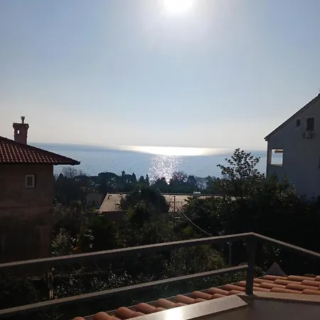 Lady Daniela Mit Meerblick In