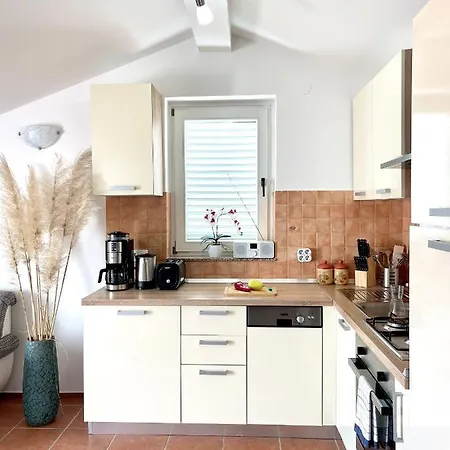 Lady Daniela Mit Meerblick In * Ловран