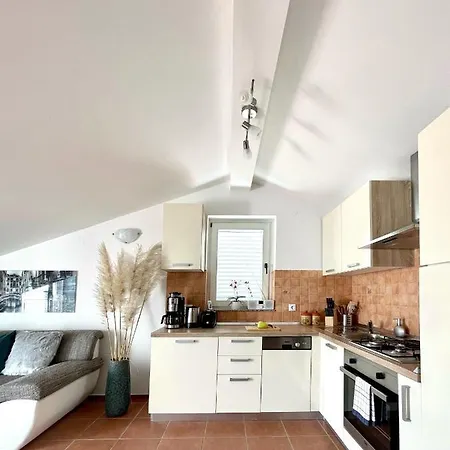 Lady Daniela Mit Meerblick In * Ловран