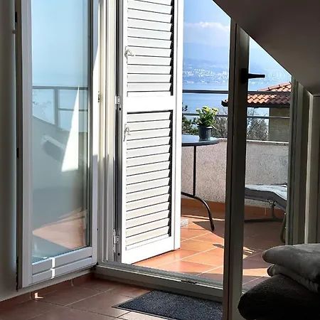 Lady Daniela Mit Meerblick In Lovran