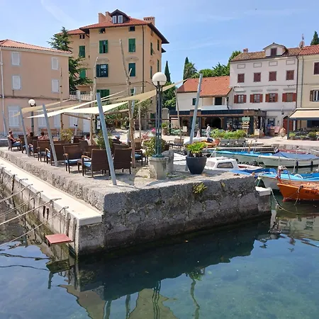 Lady Daniela Mit Meerblick In *