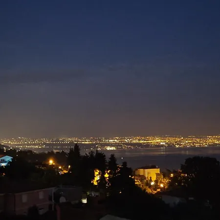 Lady Daniela Mit Meerblick In Appartement Lovran