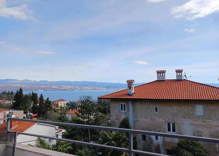 Lady Daniela Mit Meerblick In Appartement