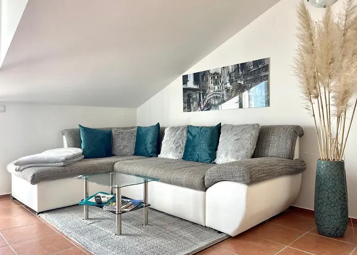 Lady Daniela Mit Meerblick In Appartement Lovran