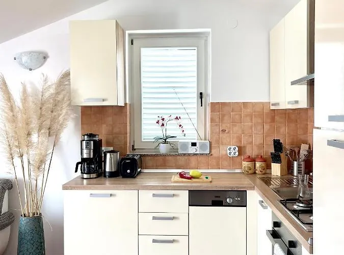 Lady Daniela Mit Meerblick In * Lovran