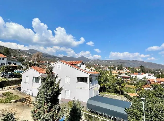 Lady Daniela Mit Meerblick In Appartement Lovran