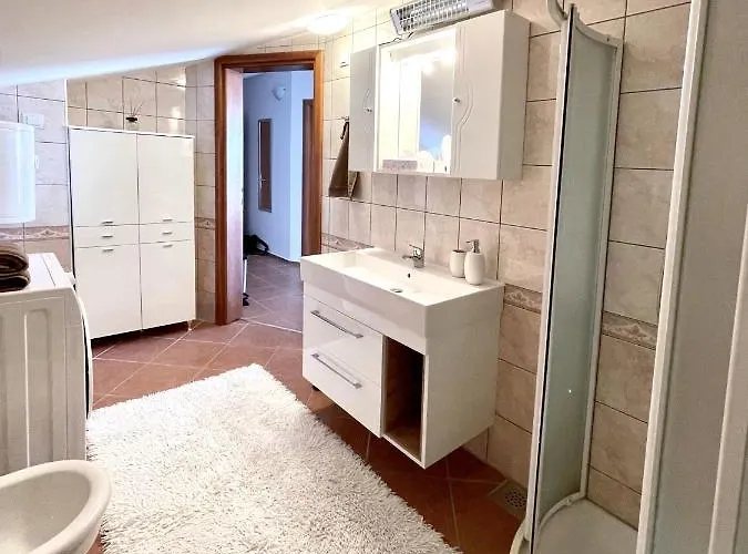 Lady Daniela Mit Meerblick In Lovran