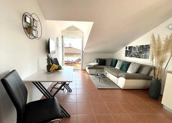 Lady Daniela Mit Meerblick In