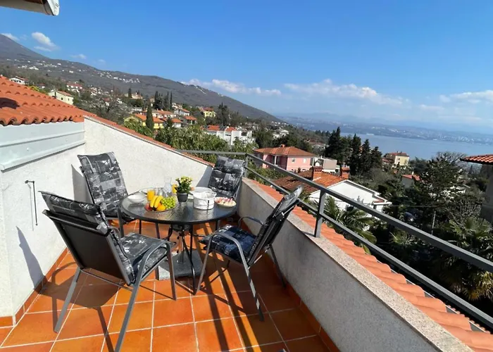 Lady Daniela Mit Meerblick In Lovran